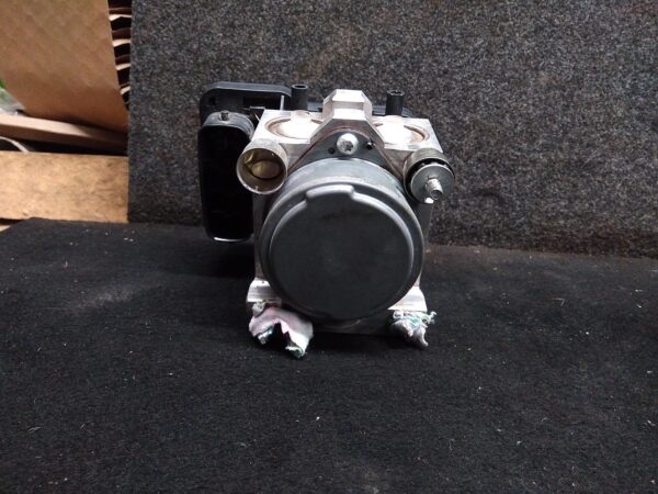 2012 TOYOTA HILUX ABS PUMP/MODULATOR