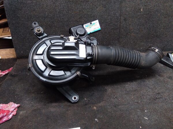1996 TOYOTA HILUX AIR CLEANER/BOX
