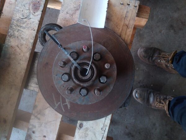 1976 HOLDEN KINGSWOOD LEFT FRONT HUB ASSEMBLY
