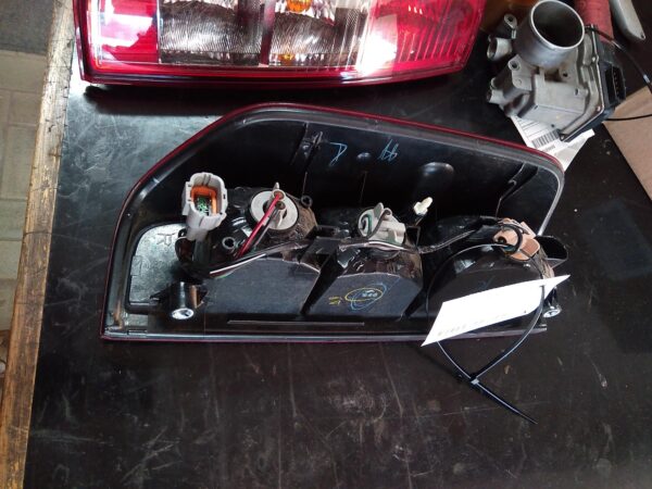2010 NISSAN NAVARA RIGHT TAILLIGHT