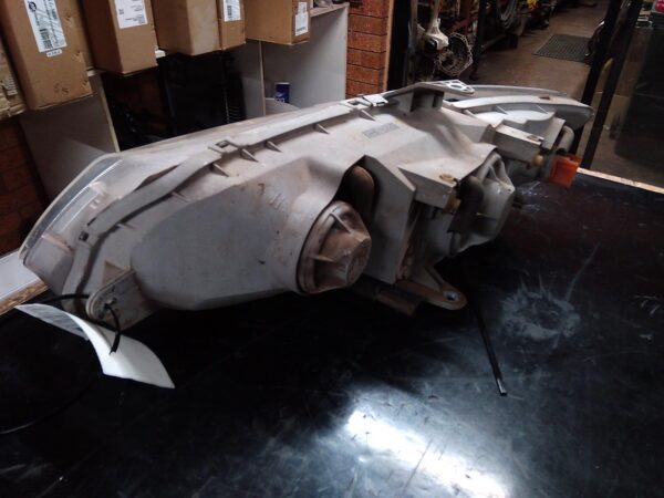 2003 HOLDEN COMMODORE RIGHT HEADLAMP