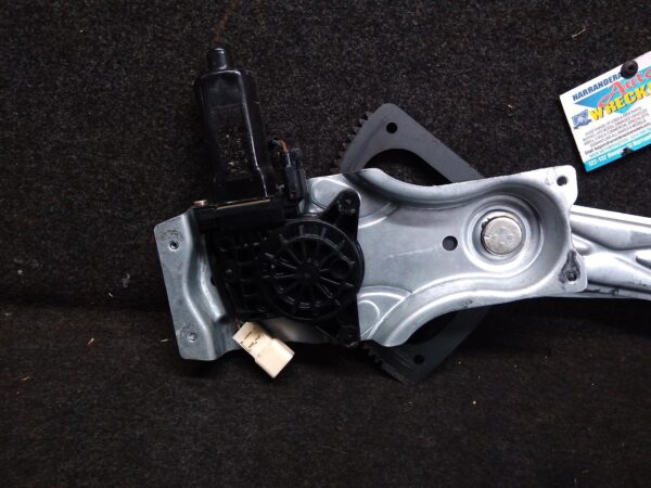 2005 HOLDEN COMMODORE RIGHT FRONT WINDOW REG/MOTOR