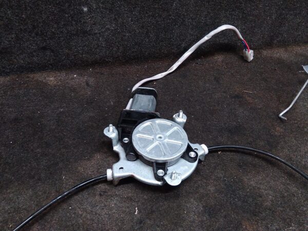 2004 FORD FALCON RIGHT FRONT WINDOW REG/MOTOR
