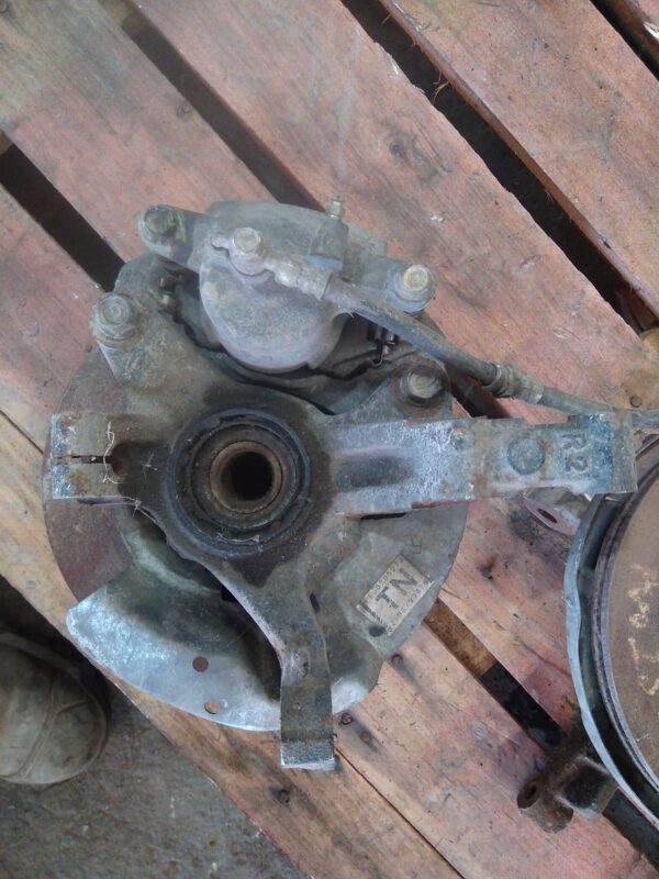 2001 FORD LASER RIGHT FRONT HUB ASSEMBLY