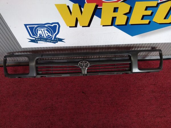 1996 TOYOTA HILUX GRILLE