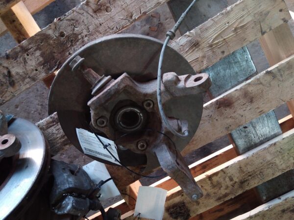 2006 HOLDEN COMMODORE LEFT FRONT HUB ASSEMBLY