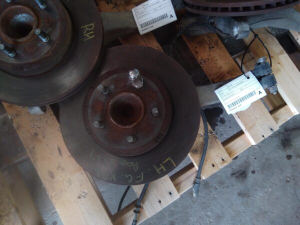 2011 FORD FALCON LEFT FRONT HUB ASSEMBLY