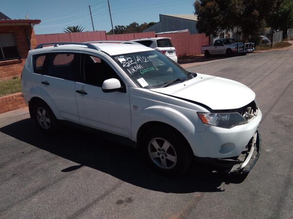 2009 MITSUBISHI OUTLANDER FUEL DOOR / FILLER