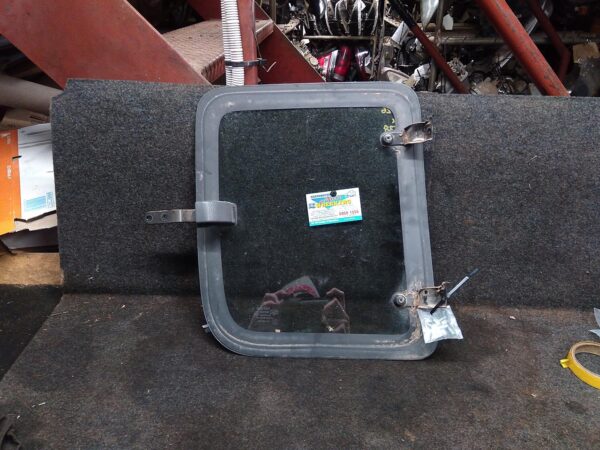 2012 TOYOTA HILUX LEFT REAR SIDE GLASS