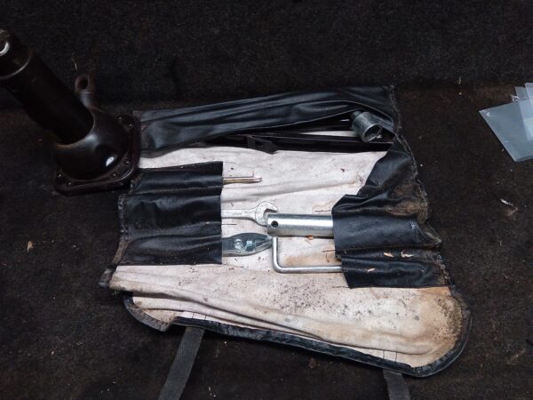 1996 TOYOTA HILUX JACK/TOOL KIT