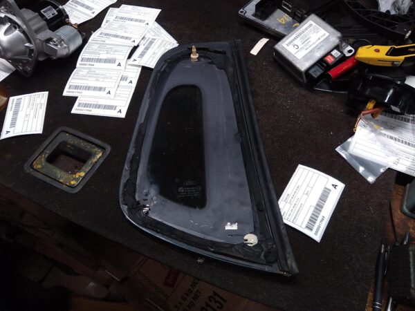 2010 FORD FALCON LEFT REAR SIDE GLASS