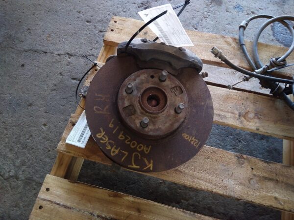 1998 FORD LASER RIGHT FRONT HUB ASSEMBLY