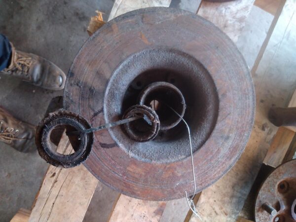 1976 HOLDEN KINGSWOOD LEFT FRONT HUB ASSEMBLY