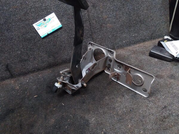 1996 TOYOTA HILUX PEDAL ASSEMBLY