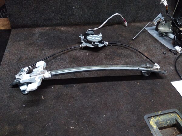 2004 FORD FALCON RIGHT FRONT WINDOW REG/MOTOR
