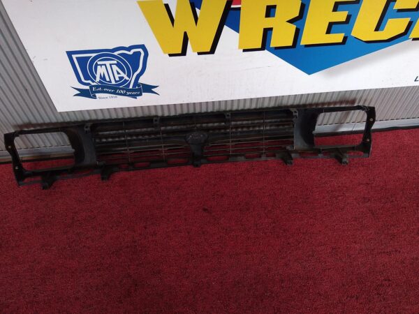 1996 TOYOTA HILUX GRILLE