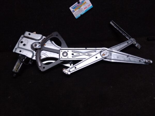 2005 HOLDEN COMMODORE RIGHT FRONT WINDOW REG/MOTOR