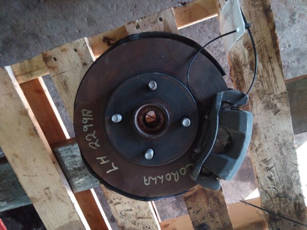 2004 TOYOTA COROLLA LEFT FRONT HUB ASSEMBLY