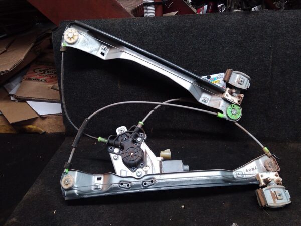 2008 HOLDEN COMMODORE LEFT FRONT WINDOW REG/MOTOR