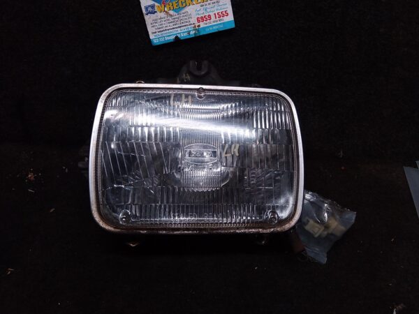 1996 TOYOTA HILUX LEFT HEADLAMP