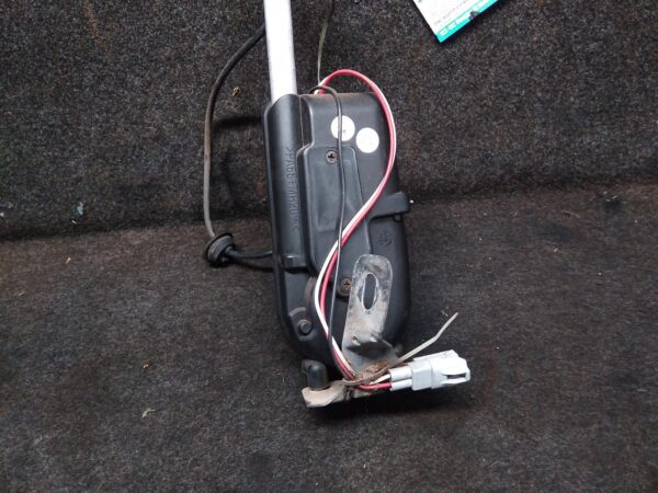 2005 HOLDEN COMMODORE ANTENNA