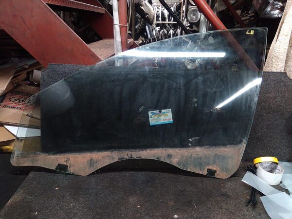 2008 HOLDEN COMMODORE LEFT FRONT DOOR WINDOW