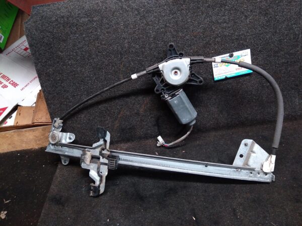 2002 FORD FALCON RIGHT FRONT WINDOW REG/MOTOR