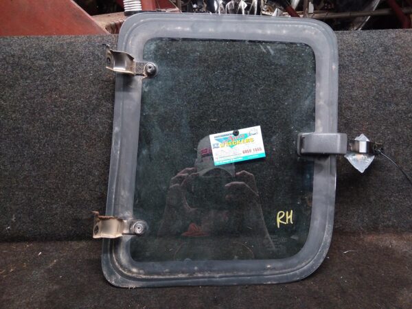 2012 TOYOTA HILUX RIGHT REAR SIDE GLASS