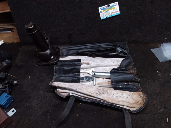 1996 TOYOTA HILUX JACK/TOOL KIT