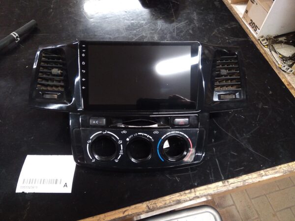 2014 TOYOTA HILUX RADIO/CD/DVD/SAT/TV