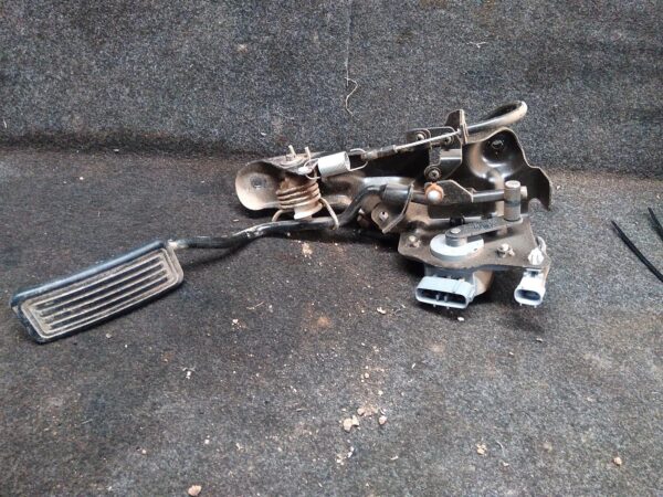 2001 TOYOTA HILUX PEDAL ASSEMBLY