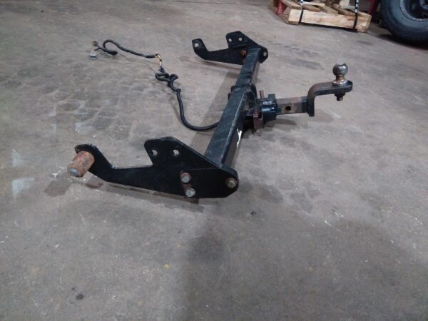 2014 TOYOTA HILUX TOWBAR