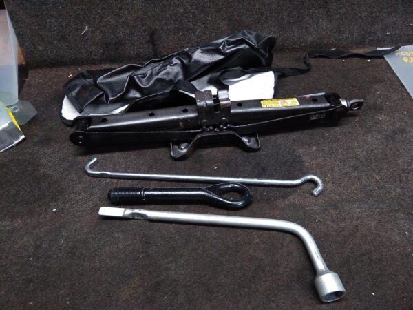 2013 TOYOTA RAV4 JACK/TOOL KIT