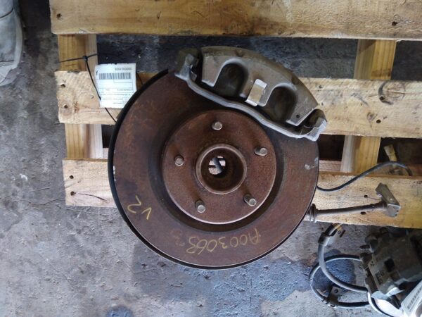 2006 HOLDEN COMMODORE RIGHT FRONT HUB ASSEMBLY
