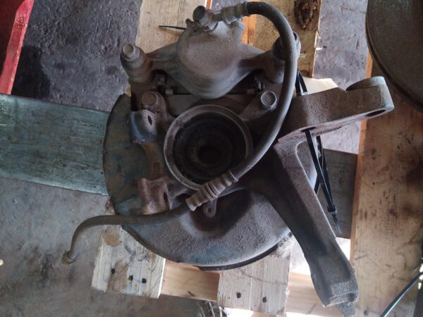 1983 TOYOTA CAMRY RIGHT FRONT HUB ASSEMBLY