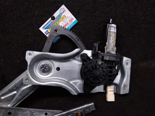 2005 HOLDEN COMMODORE LEFT FRONT WINDOW REG/MOTOR