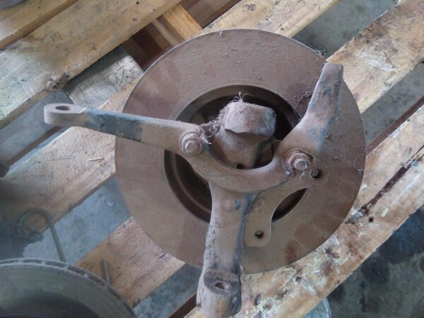 1976 HOLDEN KINGSWOOD RIGHT FRONT HUB ASSEMBLY