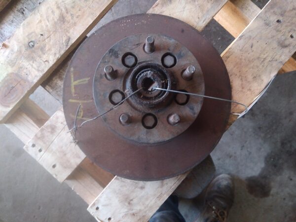1976 HOLDEN KINGSWOOD RIGHT FRONT HUB ASSEMBLY
