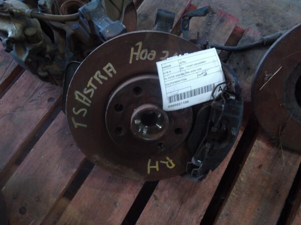 1999 HOLDEN ASTRA RIGHT FRONT HUB ASSEMBLY