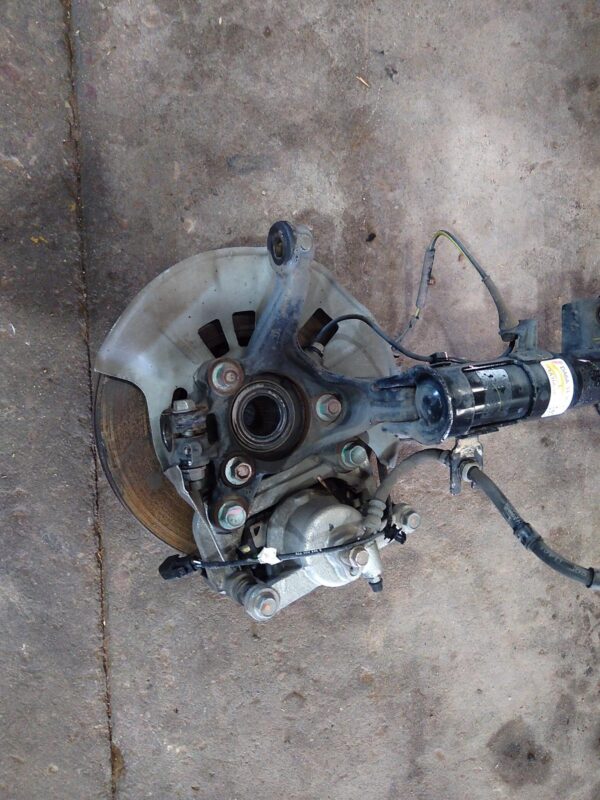 2016 MAZDA 2 LEFT FRONT HUB ASSEMBLY