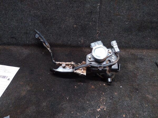 2001 TOYOTA HILUX PEDAL ASSEMBLY
