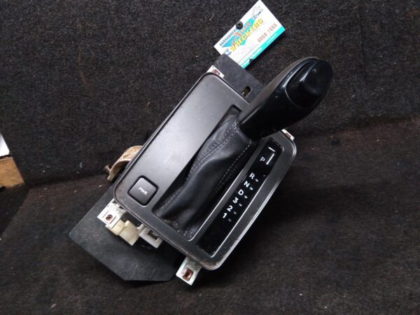2005 HOLDEN COMMODORE GEAR STICK/SHIFTER
