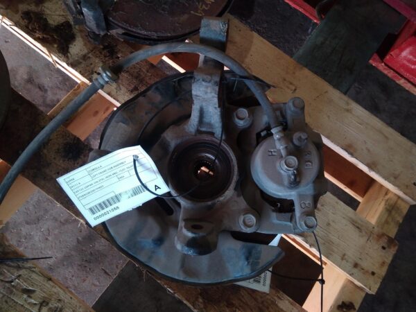 2004 TOYOTA COROLLA LEFT FRONT HUB ASSEMBLY