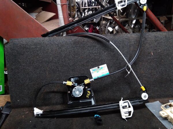 2005 FORD TERRITORY RIGHT FRONT WINDOW REG/MOTOR