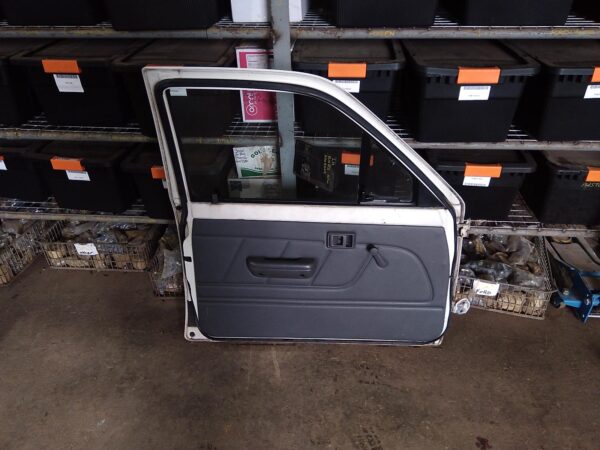 1996 TOYOTA HILUX LEFT FRONT DOOR