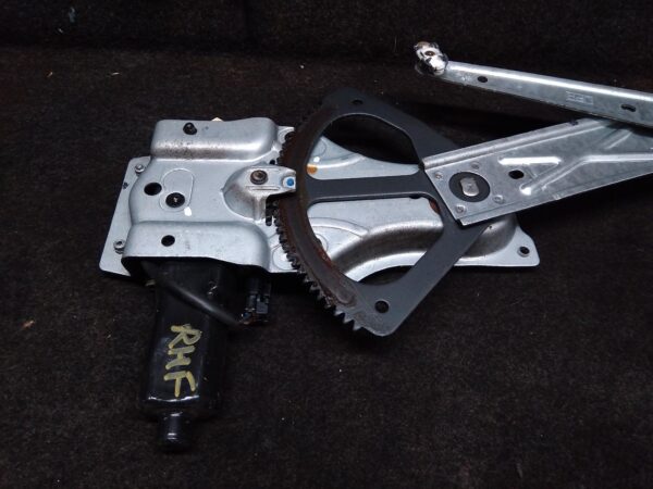 2005 HOLDEN COMMODORE RIGHT FRONT WINDOW REG/MOTOR