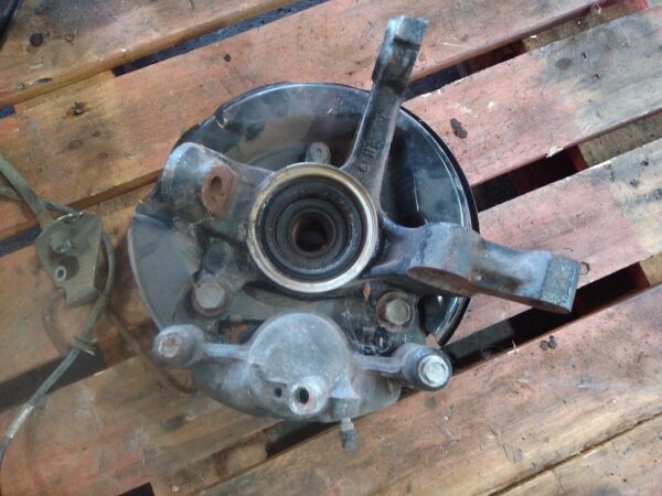 1999 TOYOTA COROLLA LEFT FRONT HUB ASSEMBLY