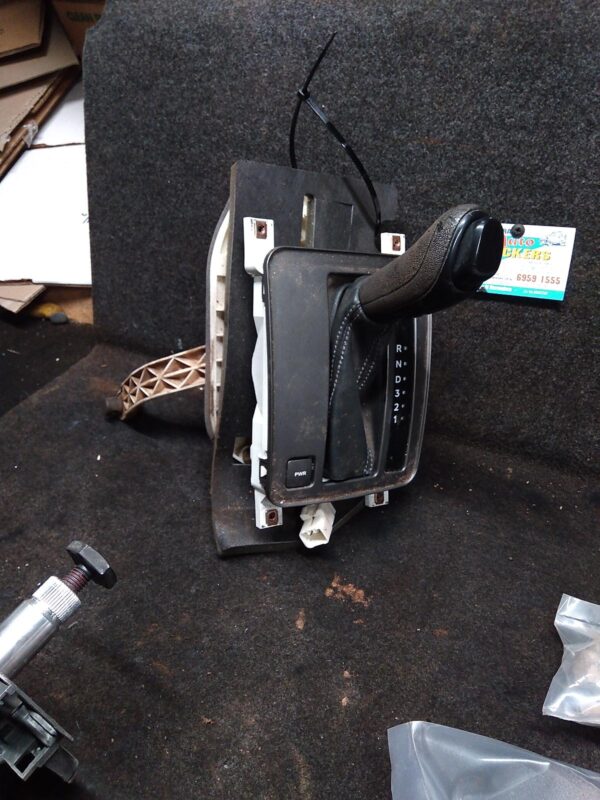 2003 HOLDEN COMMODORE GEAR STICK/SHIFTER
