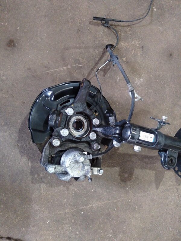 2013 TOYOTA RAV4 LEFT FRONT HUB ASSEMBLY