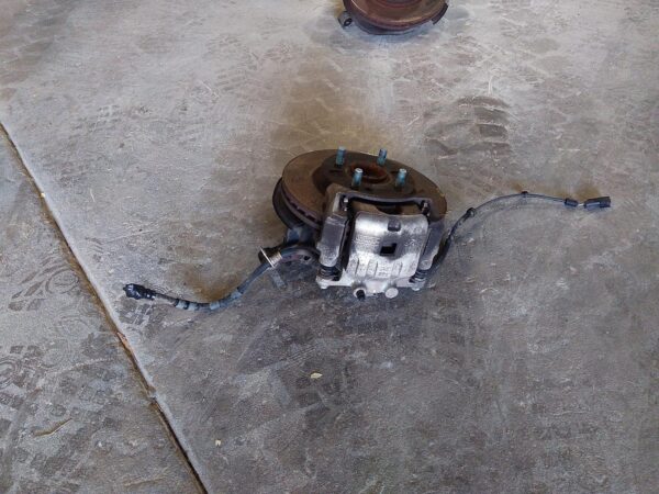 2011 MAZDA 2 LEFT FRONT HUB ASSEMBLY